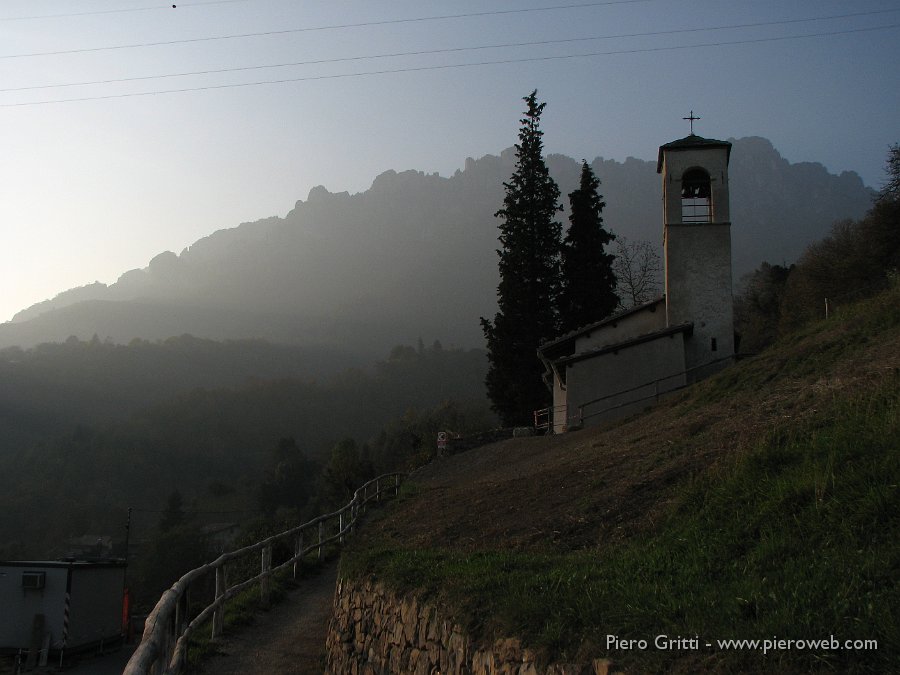 cancervo 224.jpg - Fasci di luce del tramonto sul Cancervo e sulla chiesetta del Bretto